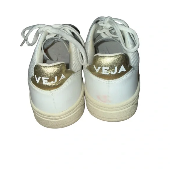 Veja Women's Sneakers - Picture 4 of 5